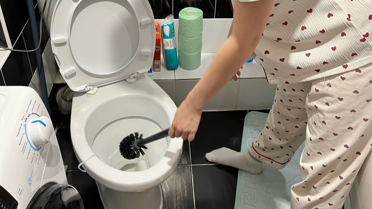 Как я отмываю унитаз до белизны за 10 минут: беру копеечное средство, которое уже есть у вас дома