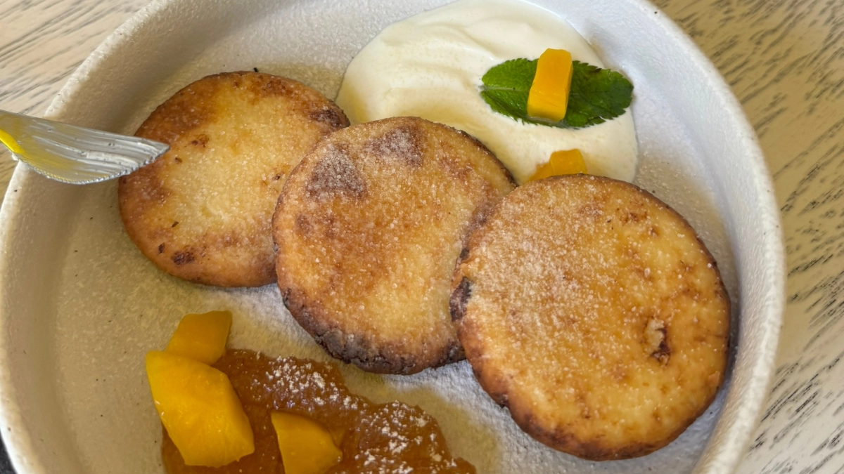 Сырники больше не резиновые и не превращаются в лепешку: 3 ошибки, которые портят даже хороший творог