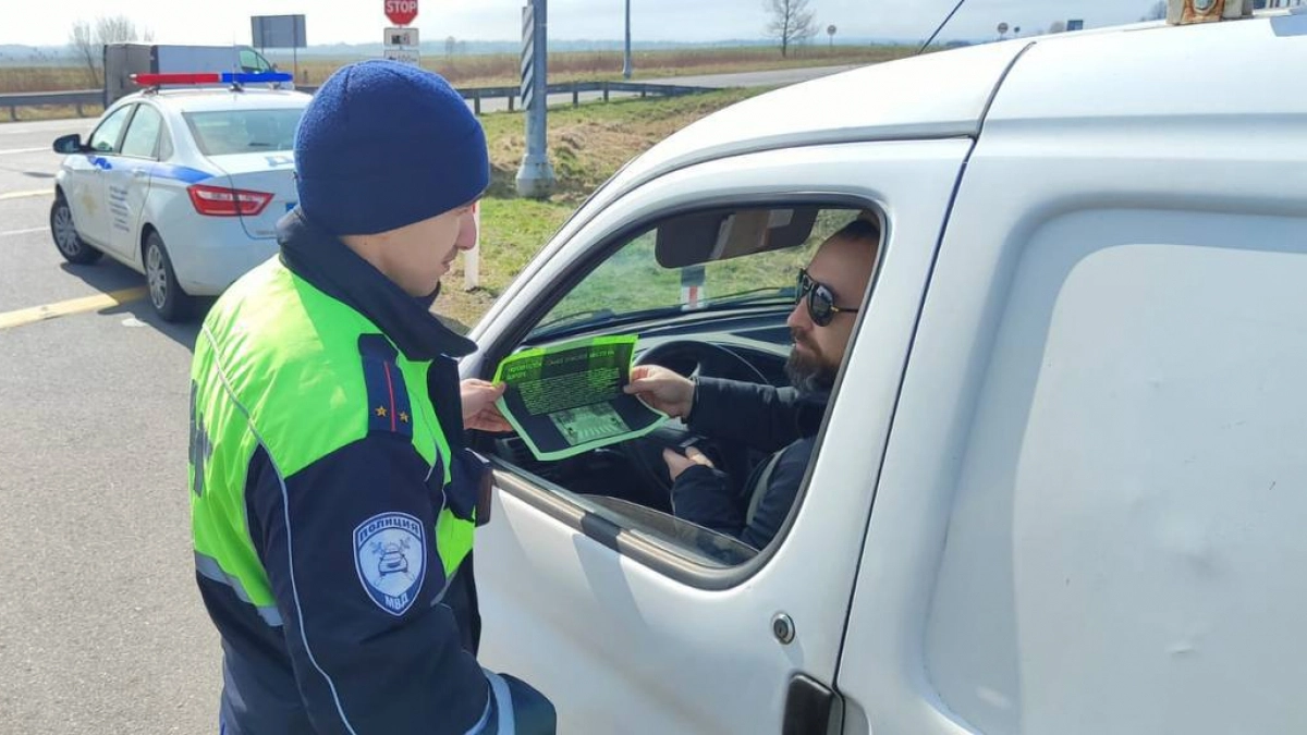 Остановка на дороге: выходить к инспектору или опустить стекло — в ГАИ объяснили, что делать и как себя вести