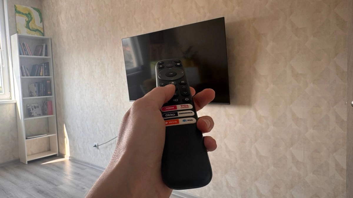 Почему нельзя вешать телевизор над уровнем глаз: ошибка, которую делают почти все