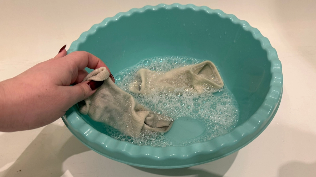 4 ложки в таз — и даже самые заношенные носки станут кипенно-белыми: простой и полезный лайфхак