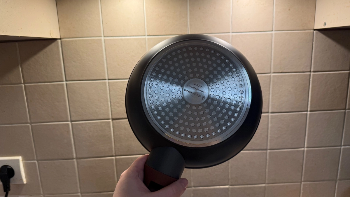 Способ «Два стакана»: отмываю грязную посуду без вредной химии и жестких губок - даже самые старые сковородки засияют