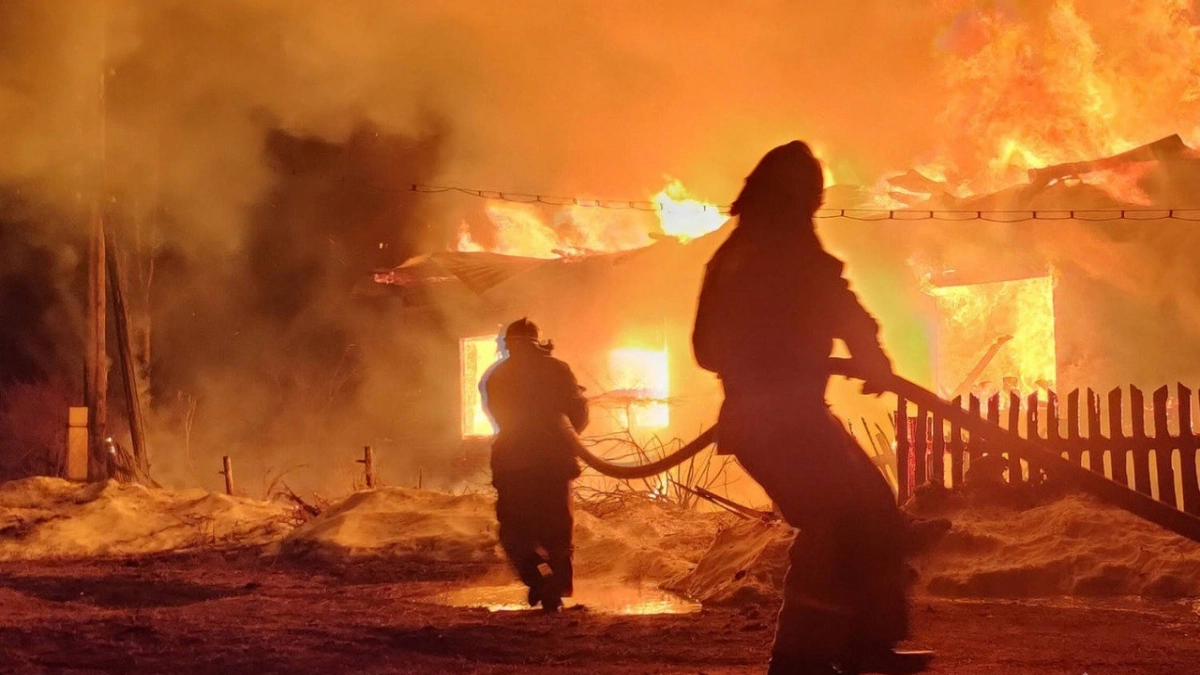 Мощный пожар уничтожил дом в Юрье, ЧП прокомментировали власти региона