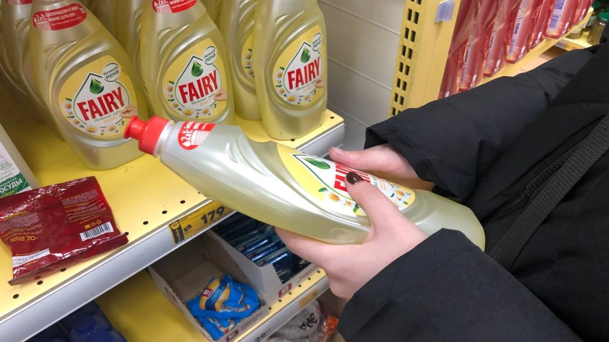 Жирное пятно от масла на одежде прямо во время готовки – два подручных средства с кухни уберут его за десять минут без стирки