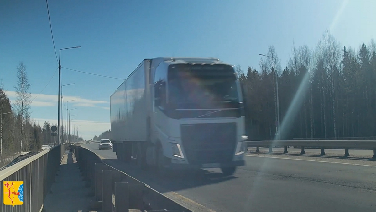 На трассах Кировской области начали действовать ограничения для большегрузов