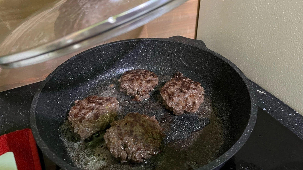 Что я убрала из фарша, чтобы котлеты стали высокими и сочными: 4 ошибки, которые мешали годами