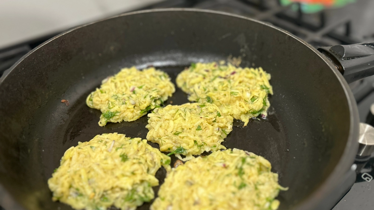 Научили жарить сочные драники по-белорусски без муки и яиц: получаются мягкими внутри и с хрустящей корочкой