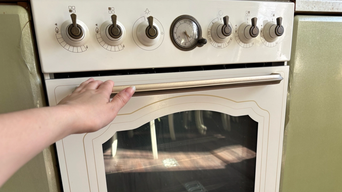 Моя духовка теперь блестит как новенькая: отмыла всю грязь дешевым и безопасным средством с кухни
