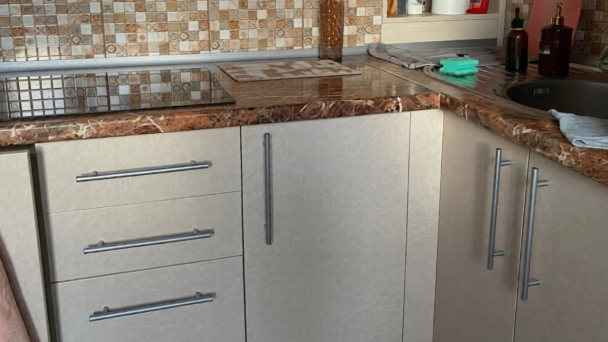 Покупать новый кухонный гарнитур уже не модно: ушлые хозяева нашли классную альтернативу - практично и дешево