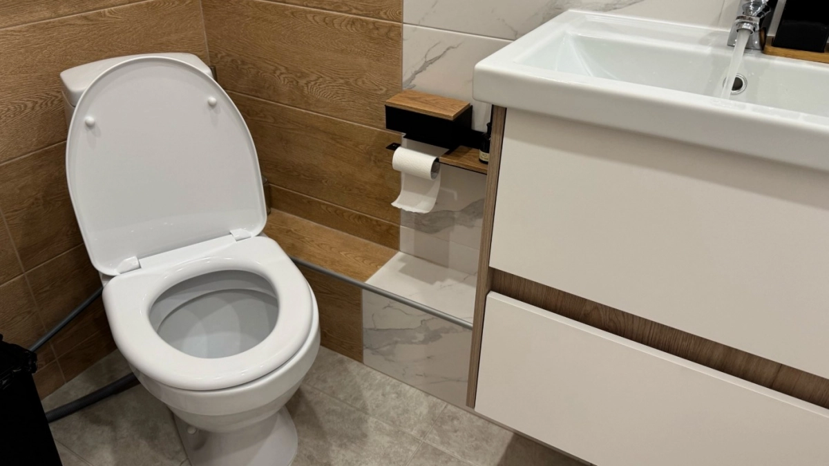 Половину стакана в унитаз - он сверкает как новенький. Вот как хозяйки отмывают старую технику