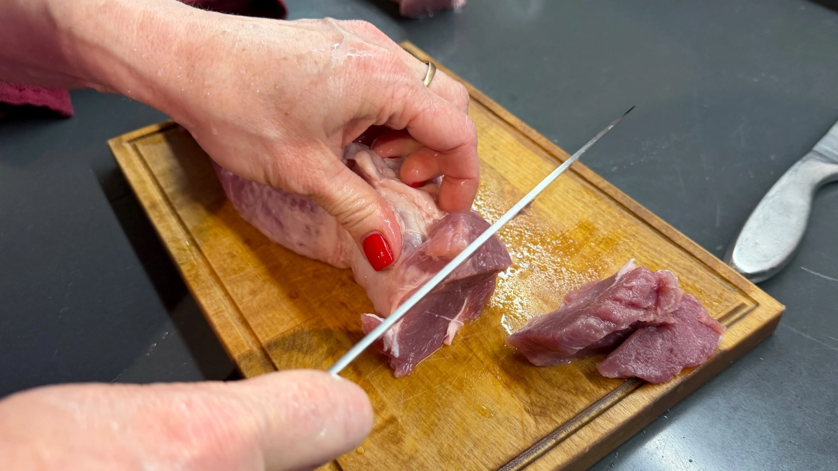 Каждый второй размораживает мясо неправильно: есть одна роковая ошибка, из-за которой оно становится опасным