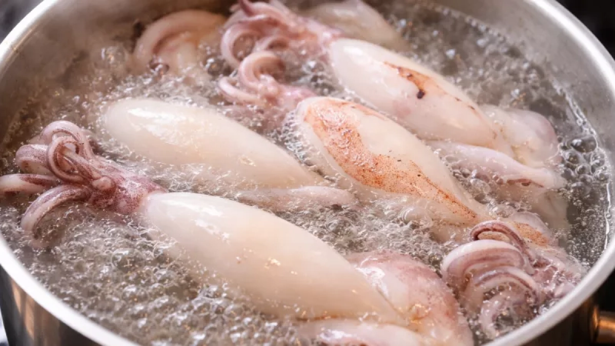 Сколько варить кальмара, чтобы но не стал резиновым: правило 2-х минут, о котором забывают 99% хозяек