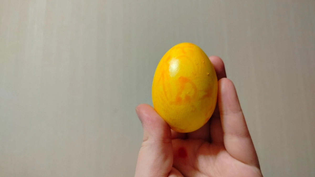 Скучная луковая шелуха в прошлом: крашу простым продукт и получаю яйцо в цвет мимозы - берите на заметку 