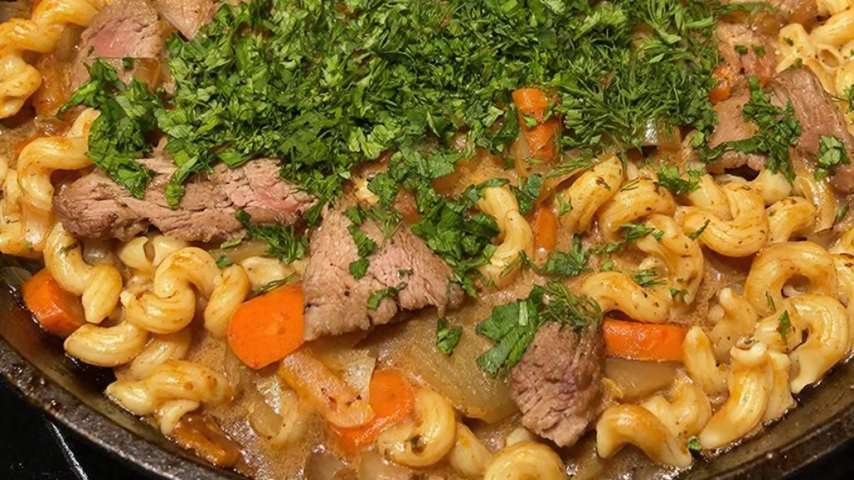 Бросаю макароны в кипящее масло - и это блюдо сразу становится настоящим деликатесом. Просто, дёшево, а вкус - как в дорогом ресторане