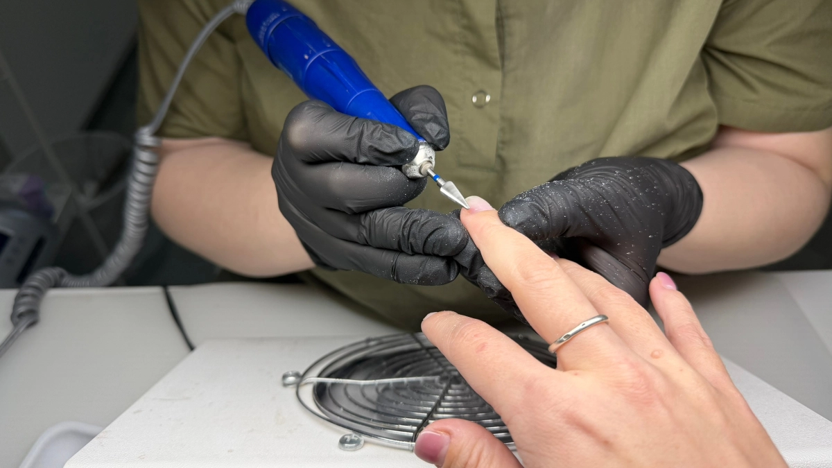 Эти цвета лака давно устарели: 6 вариантов маникюра, которые делают руки неухоженными даже после 50 лет