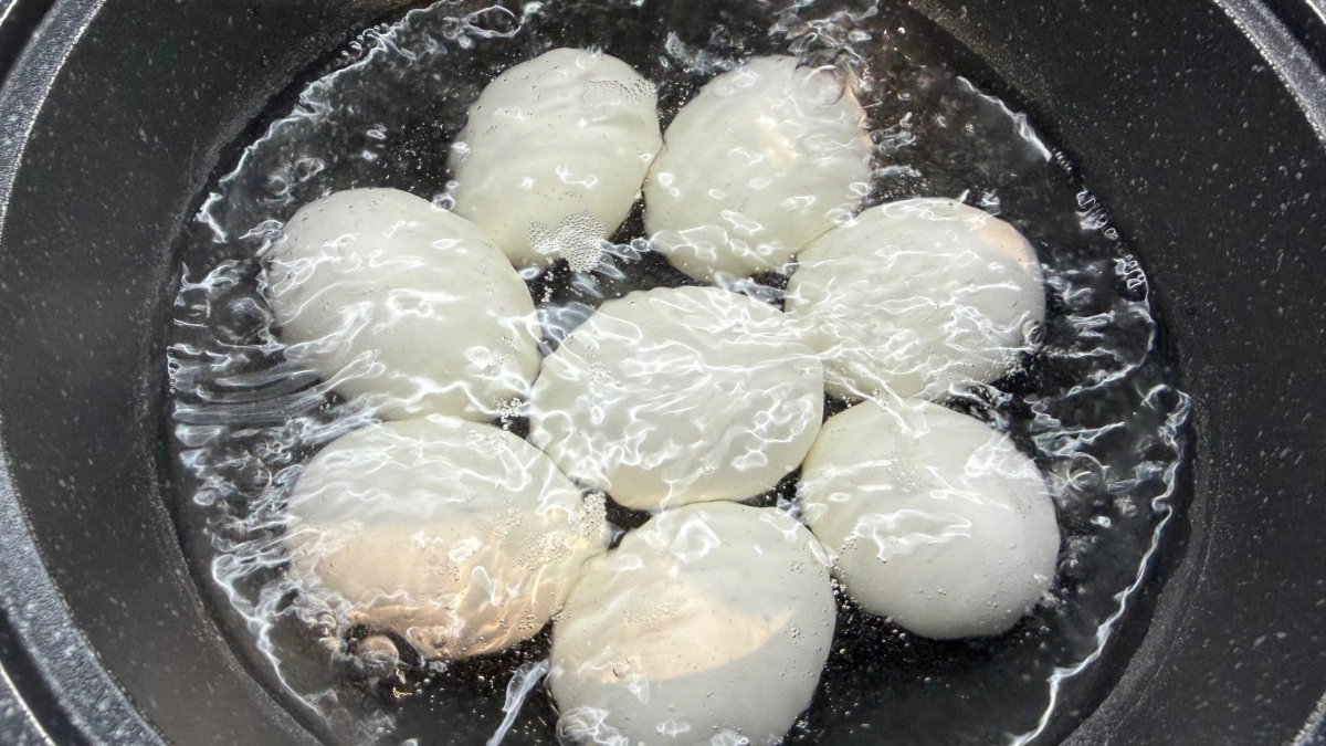 В кипящую или холодную: что делать, чтобы яйца не трескались и легко чистились