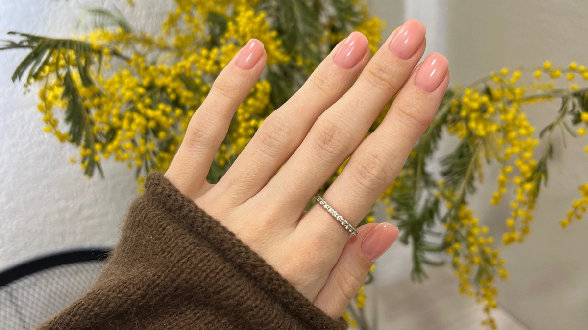 Маникюр 60+: какие цвета и формы делают руки моложе и аккуратнее - актуальны в 2026