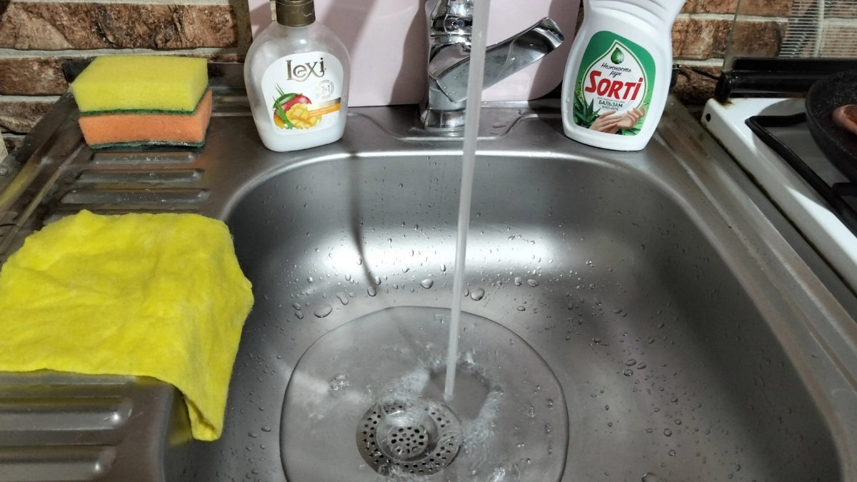 Секрет соседки, о котором молчат сантехники: этот копеечный порошок и кипяток — и засора нет