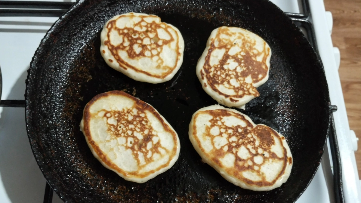 Бабушка научила: 3 главных правила, чтобы оладьи на кефире всегда были пышными как облачко и не сдувались