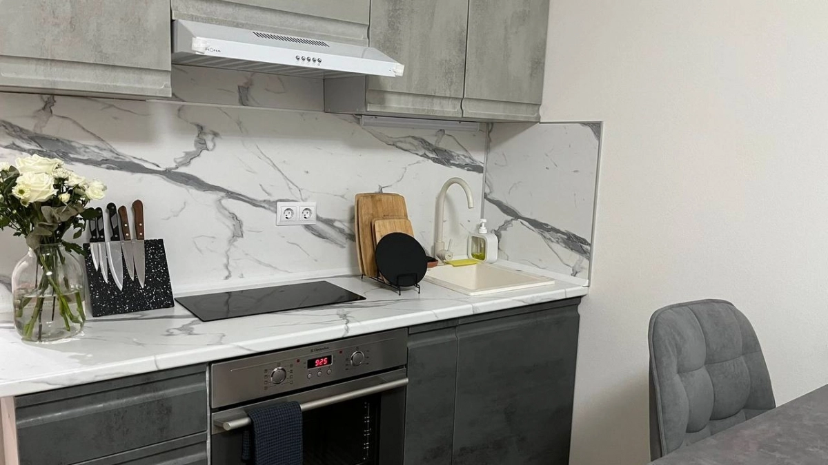 Соседка нашептала, как отмыть кухонные фасады без дорогой химии: простой раствор растворяет жир за 30 минут