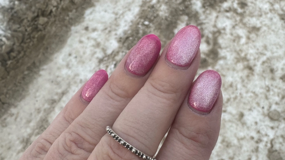 Почему лак не держится на ногтях: 3 техники нанесения, которые продлевают стойкость до 3-х недель