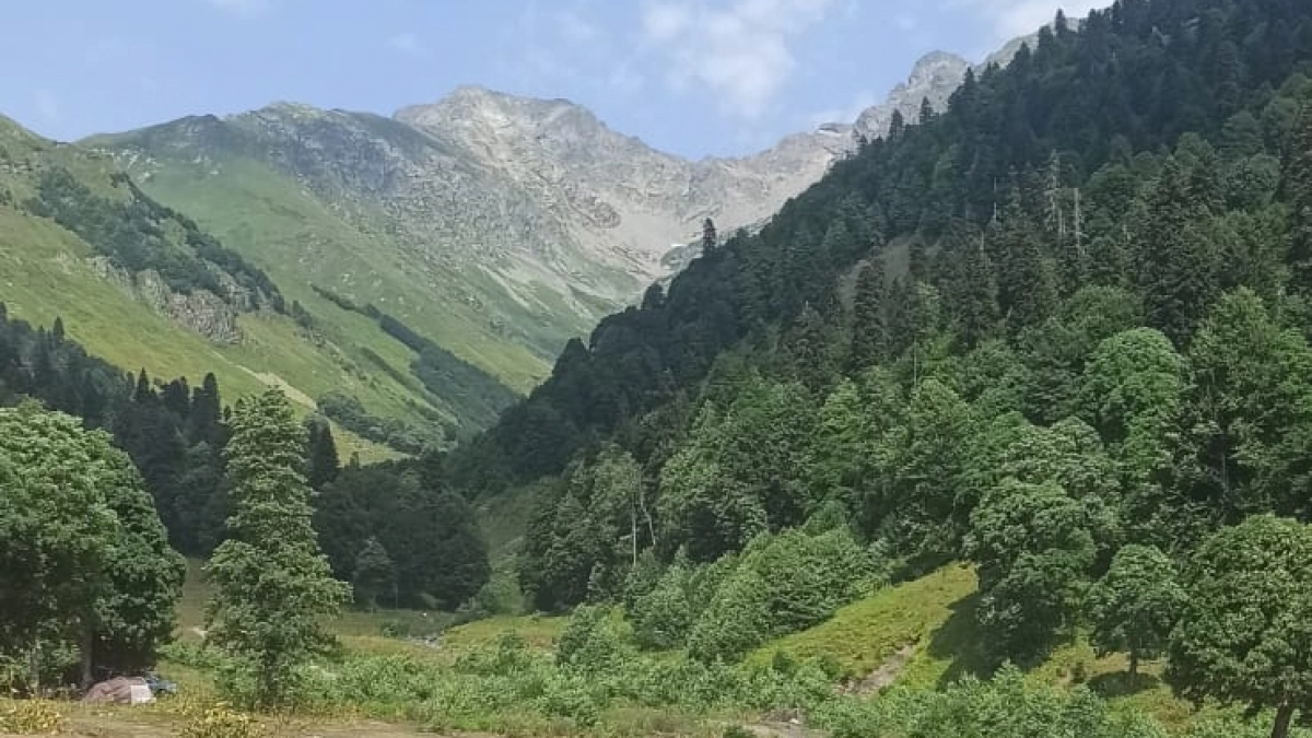 Власти не афишируют, а блогеры прячут: уникальный курорт, где можно купаться в бирюзовом море и не знать проблем с очередями