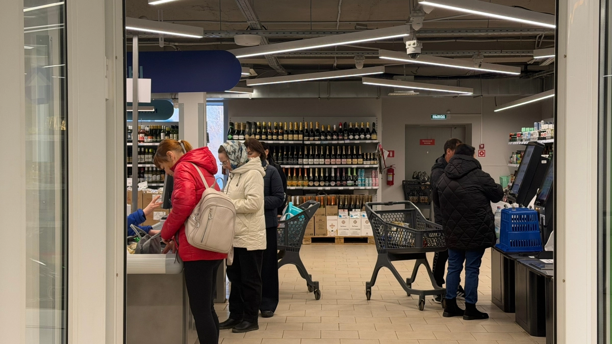 Перекладывают яйца из дорогих коробок в дешёвые, протыкают фрукты, открывают вакуум: как не стать жертвой "экономных" покупателей