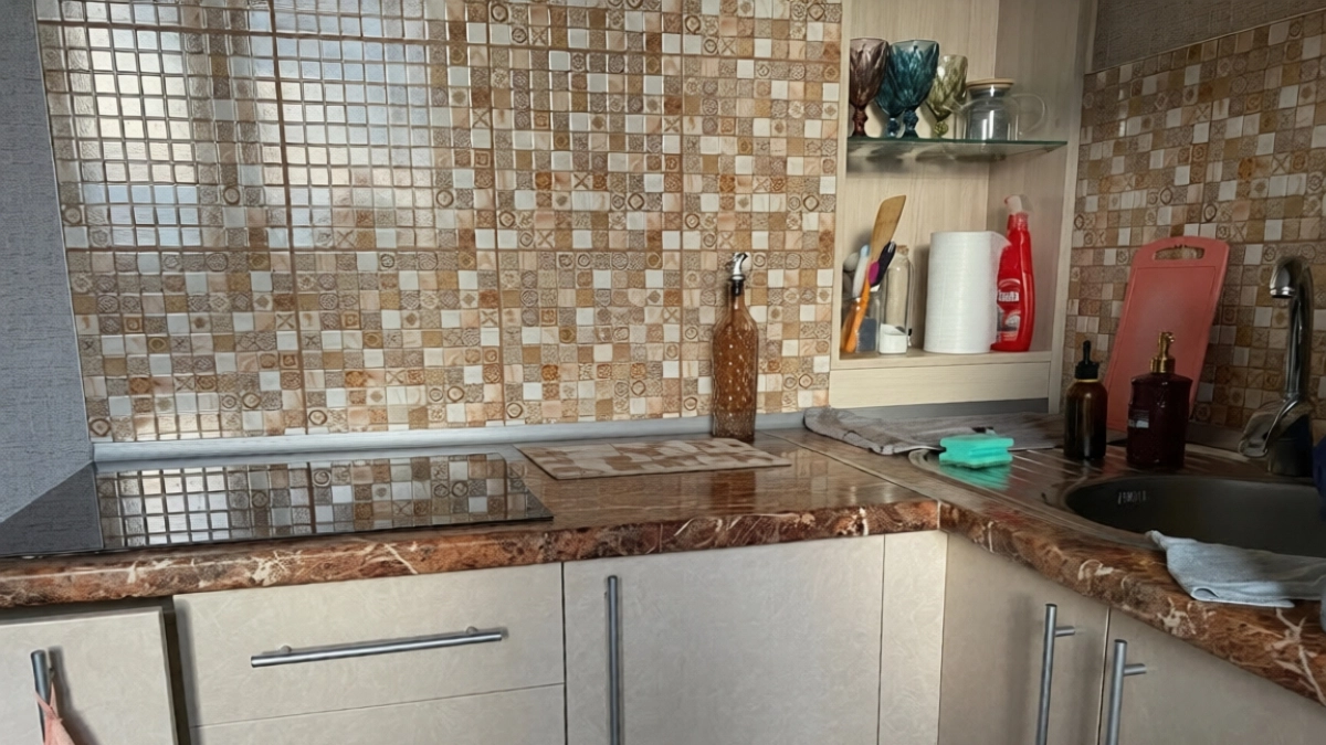 Почему кухня кажется грязной даже после уборки: 3 скрытые ошибки, которые делают интерьер неопрятным