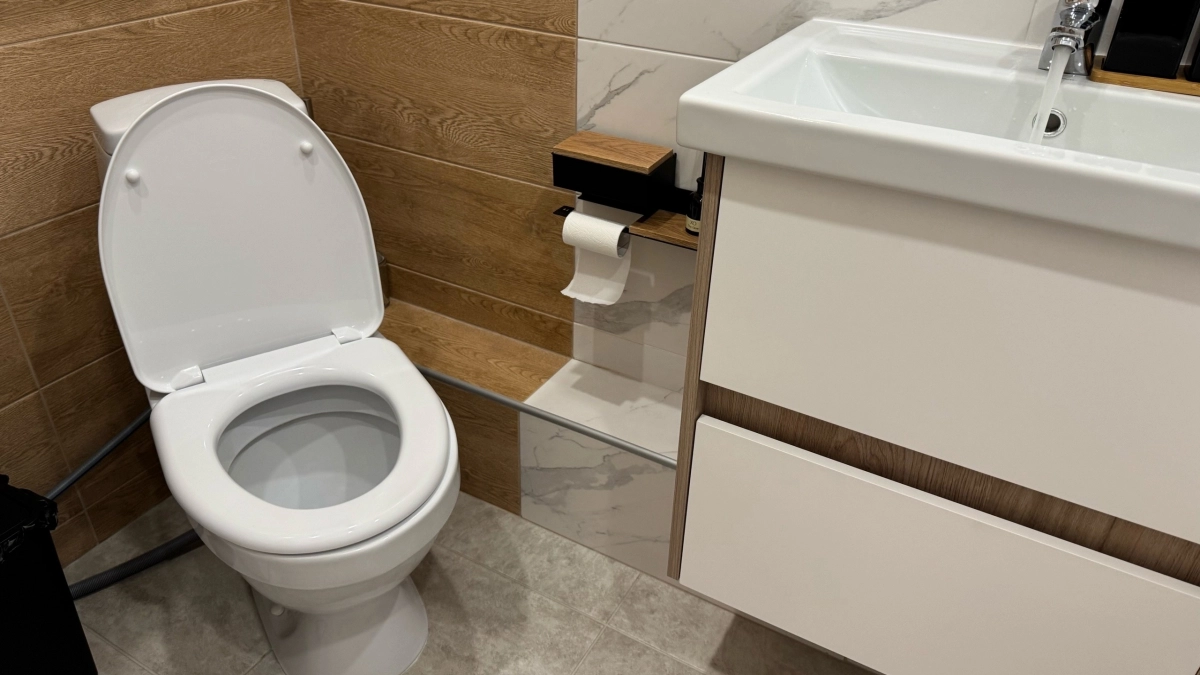 Многолетний налет сам слез с унитаза: помогла простая домашняя смесь