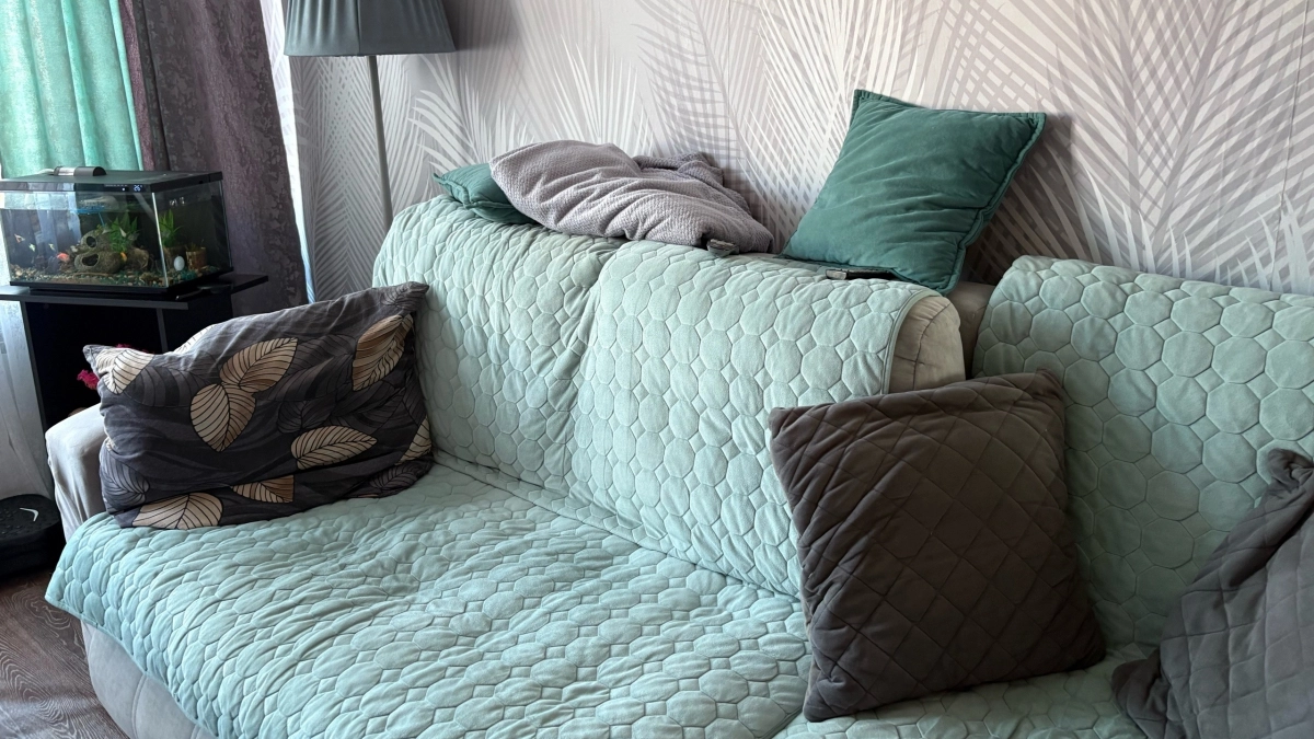 Забудьте про диван вдоль стены: запомните новые приемы в 2026 году, которые меняют гостиную