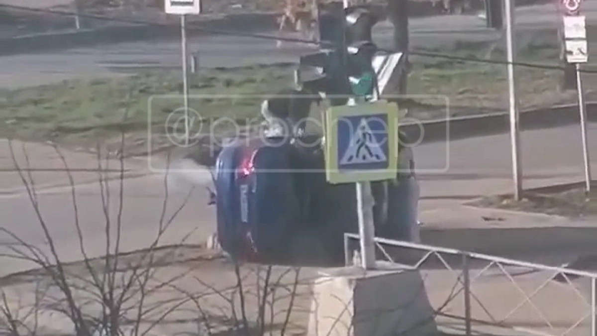 "Из машины вывалились пьяные пассажиры": очевидцы о перевернувшейся "Ладе" на Луначарского 