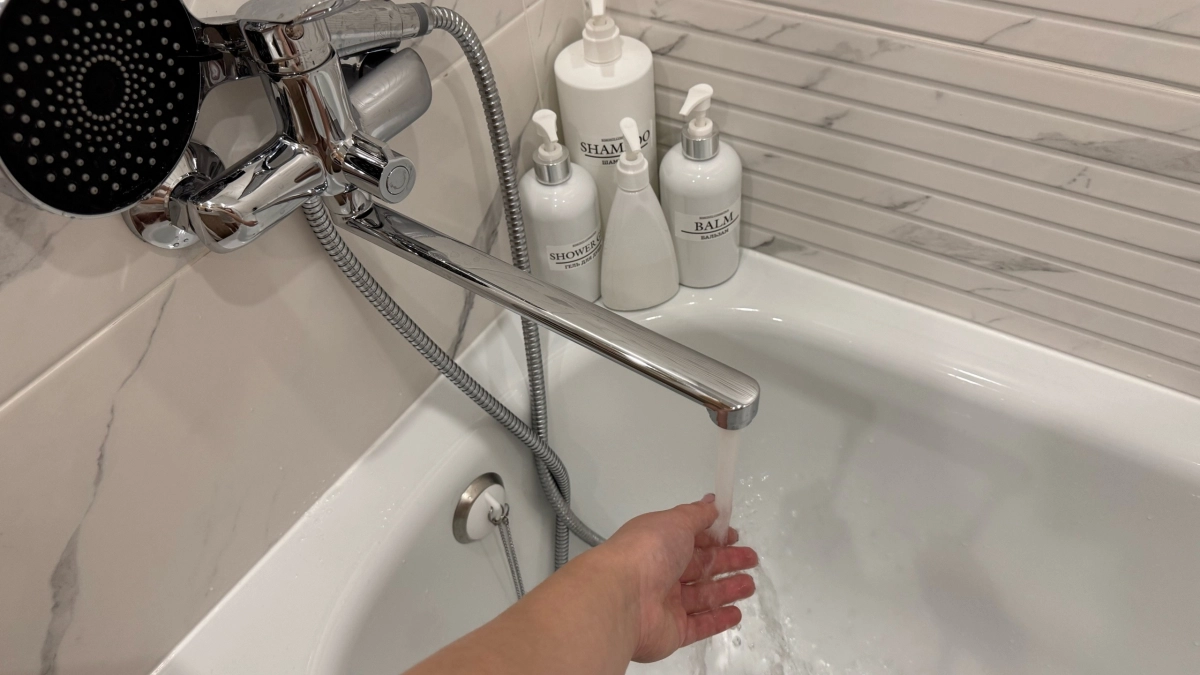 Забудьте про пластиковый уголок: как сделать стык ванны аккуратным и без плесени - крутой лайфхак от мастеров
