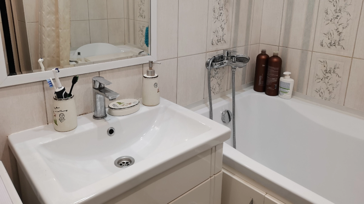 Больше не тру ванну часами - отмываю её до зеркального блеска за 5 минут. Желтизна и пятна уходят прямо на глазах