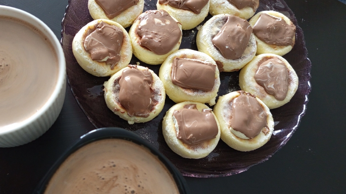 Беру творог и готовлю эту вкуснятину к завтраку. Дети их просто обожают. Сырники без муки — нежные, воздушные, тают во рту