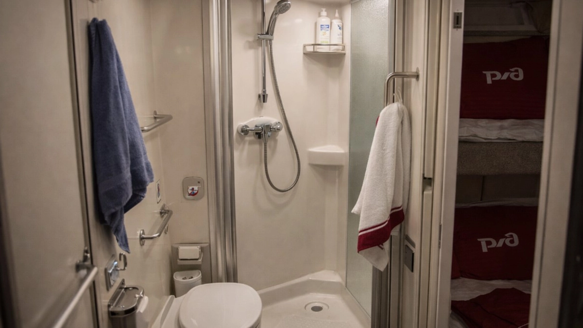Душ в поездах РЖД: в каких вагонах он есть, сколько стоит и почему им почти никто не пользуется
