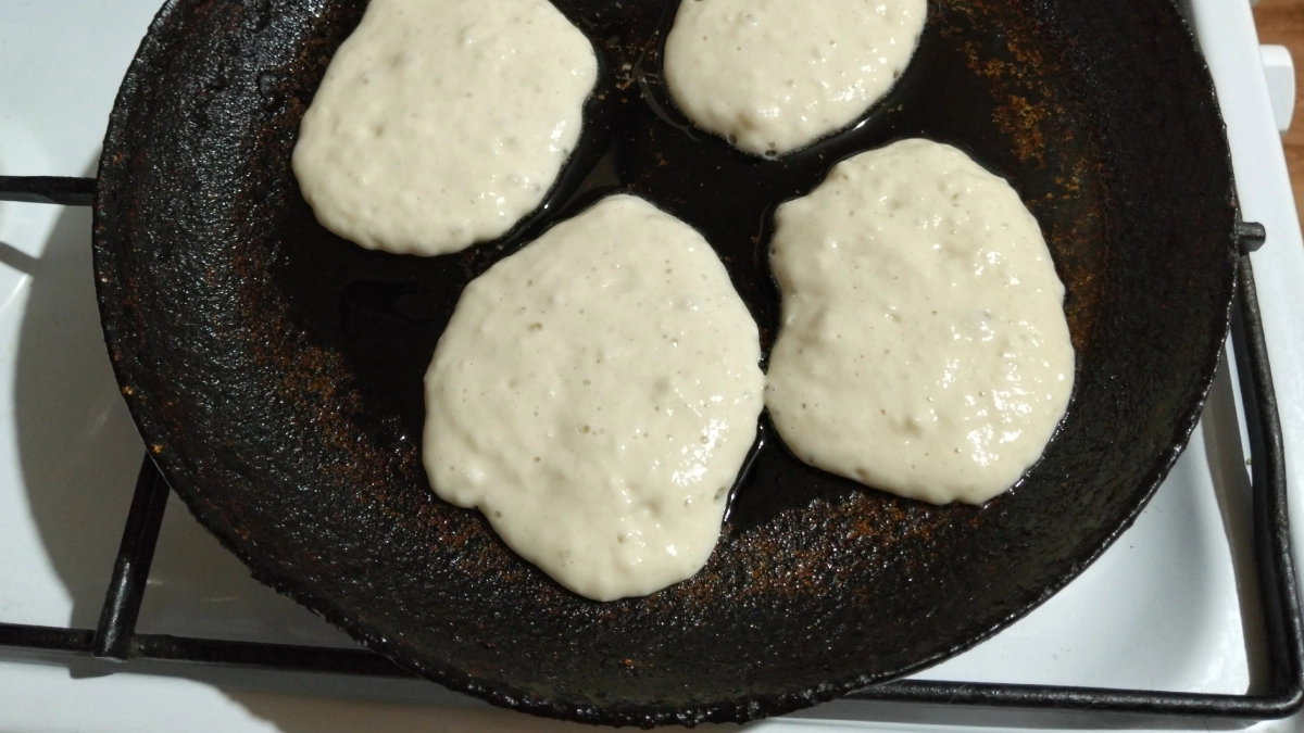 Бабушка подсказала, как отмыть вековой нагар и грязь со сковороды и кастрюль за 10 минут: никакой химии, все натуральное