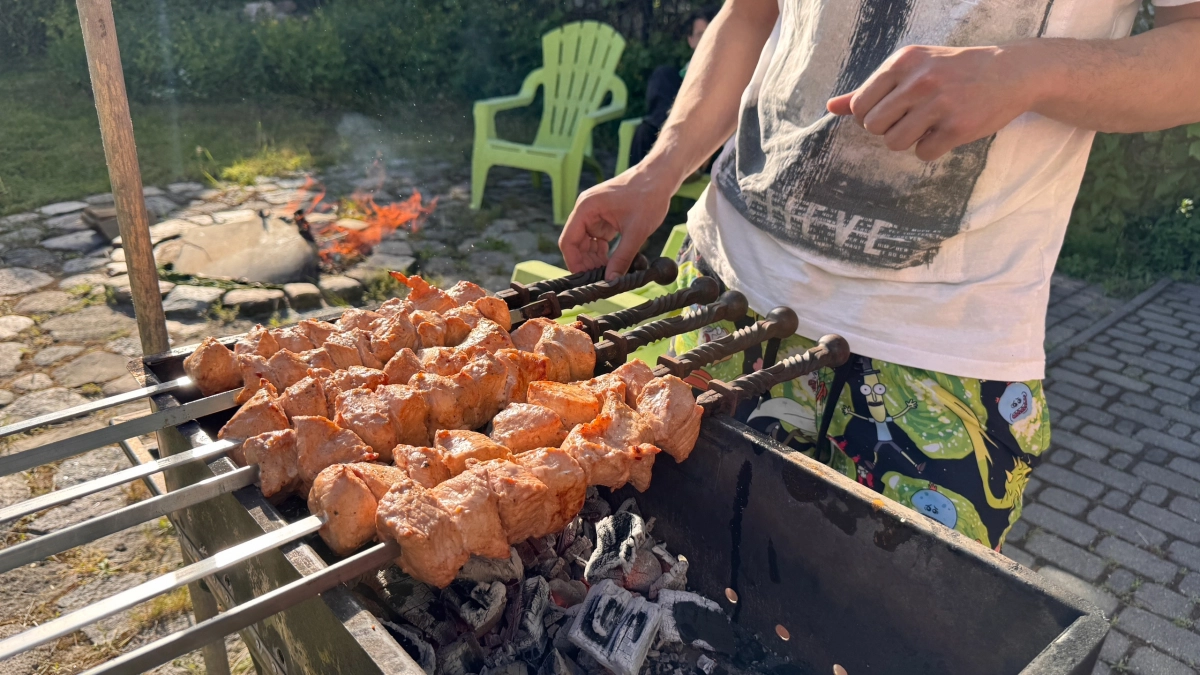 Никакого кефира и уксуса: шеф показал идеальный маринад для курицы, и шашлык никогда не был таким нежным