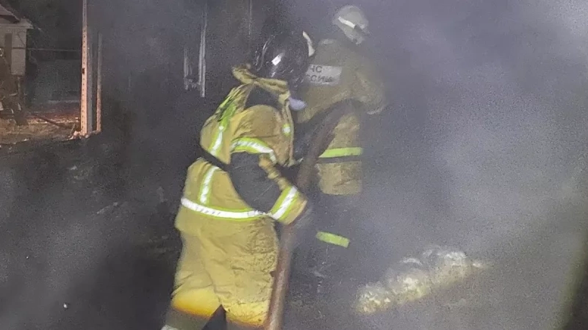 Один человек пострадал при мощном пожаре частного дома в Омутнинском районе