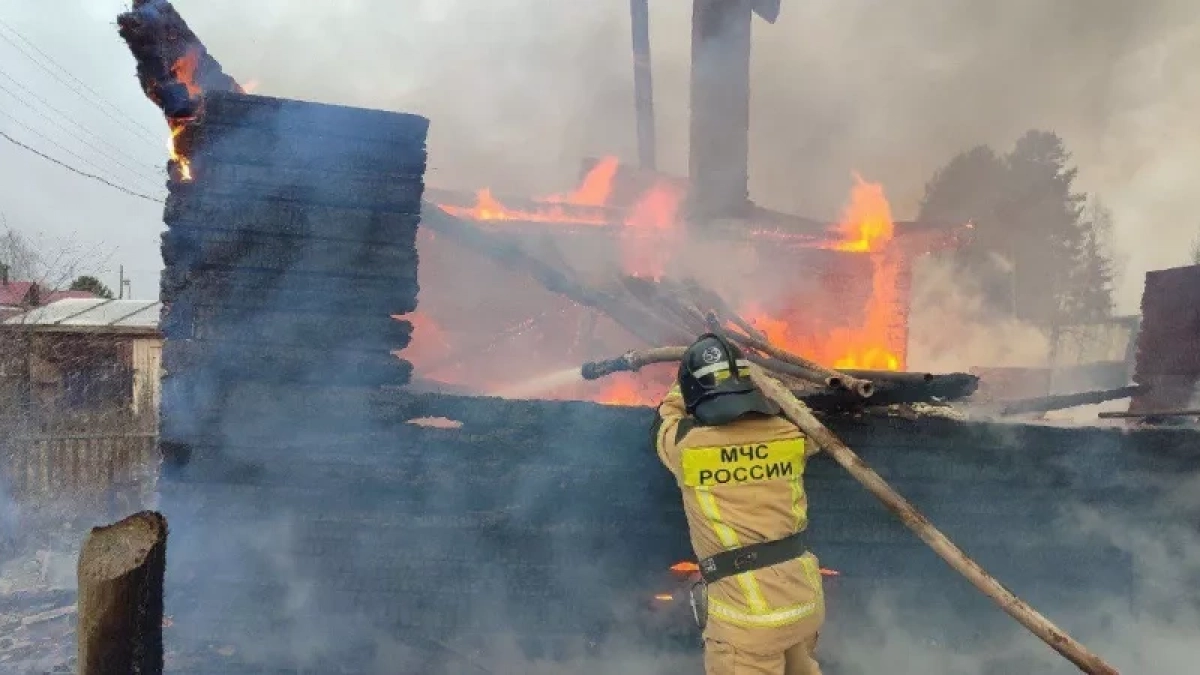 14 человек тушили полыхающий садовый дом в Кирово-Чепецком районе