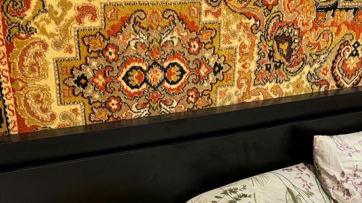 Ковёр на стене в 2026 снова в моде: почему то, от чего мы отказывались 15 лет назад, стало признаком хорошего вкуса, а не "колхоза"