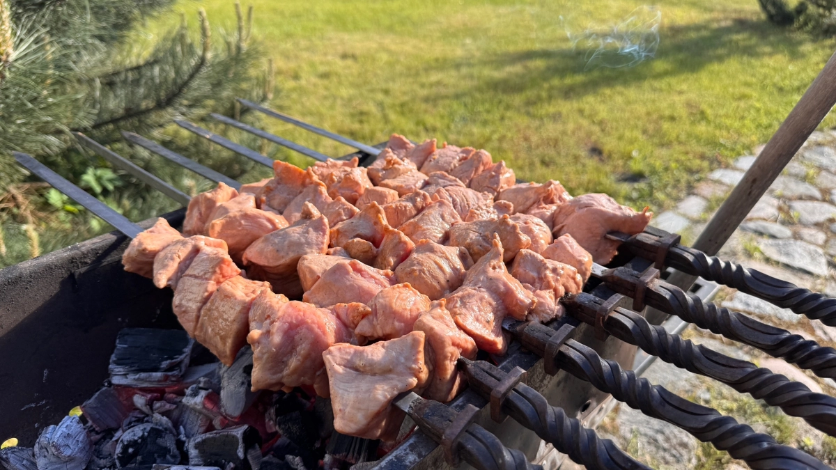 Не курица и не свинина: шашлык из этого мяса получается сочнее и готовится в 2 раза быстрее