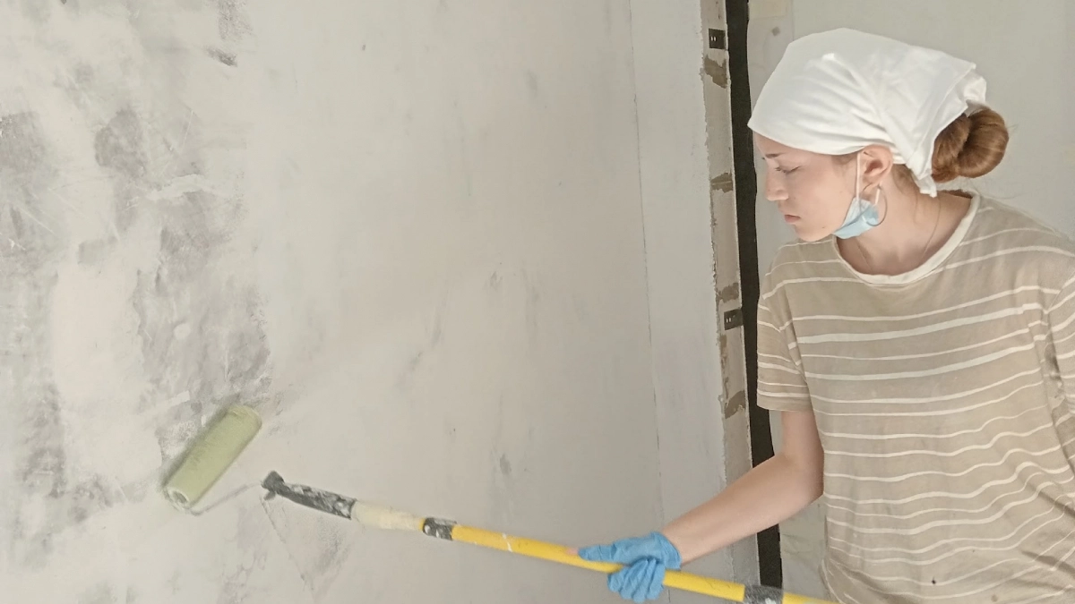 Белый пластик на окнах и глянцевые потолки — это прошлый век: в 2026 дизайнеры назвали 6 бюджетных решений для дорогого интерьера