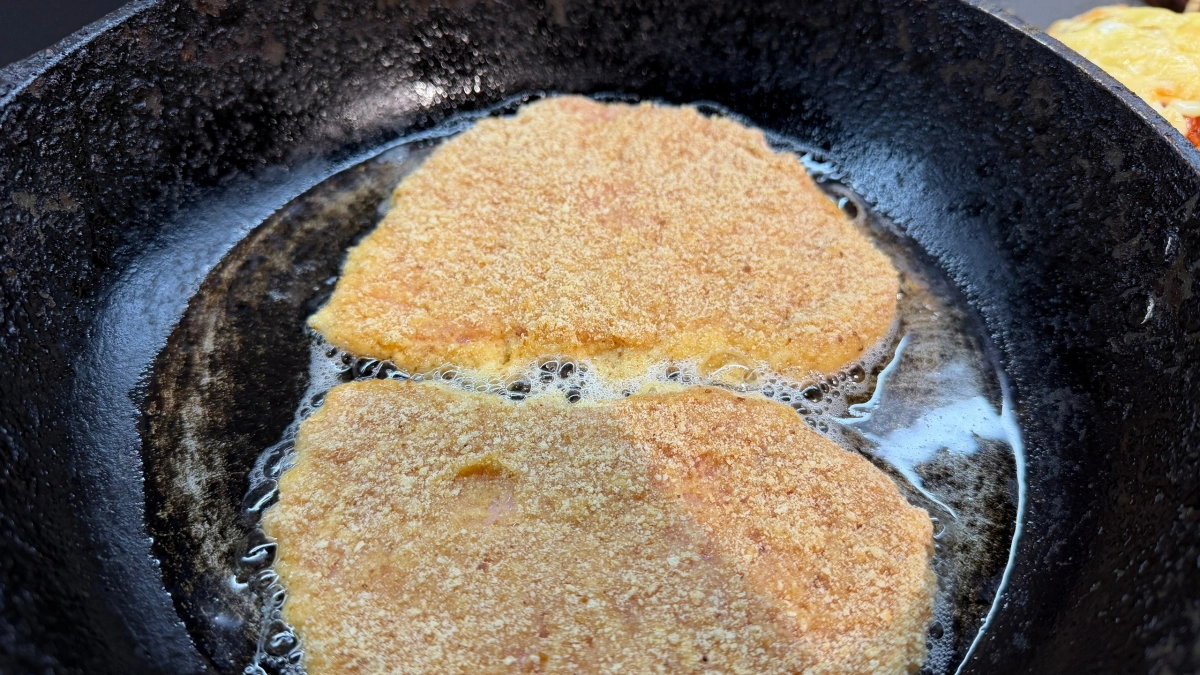 Беру свинину, картошку и чеснок: готовлю отбивные «Медвежья лапа», которые муж просит повторять каждую неделю