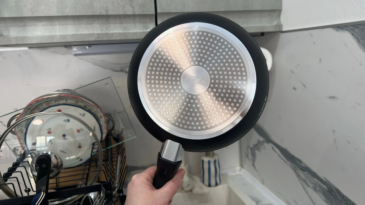 Способ «Два стакана»: мой секрет чистой посуды без химии и жестких губок — сам отвалится даже вековой нагар