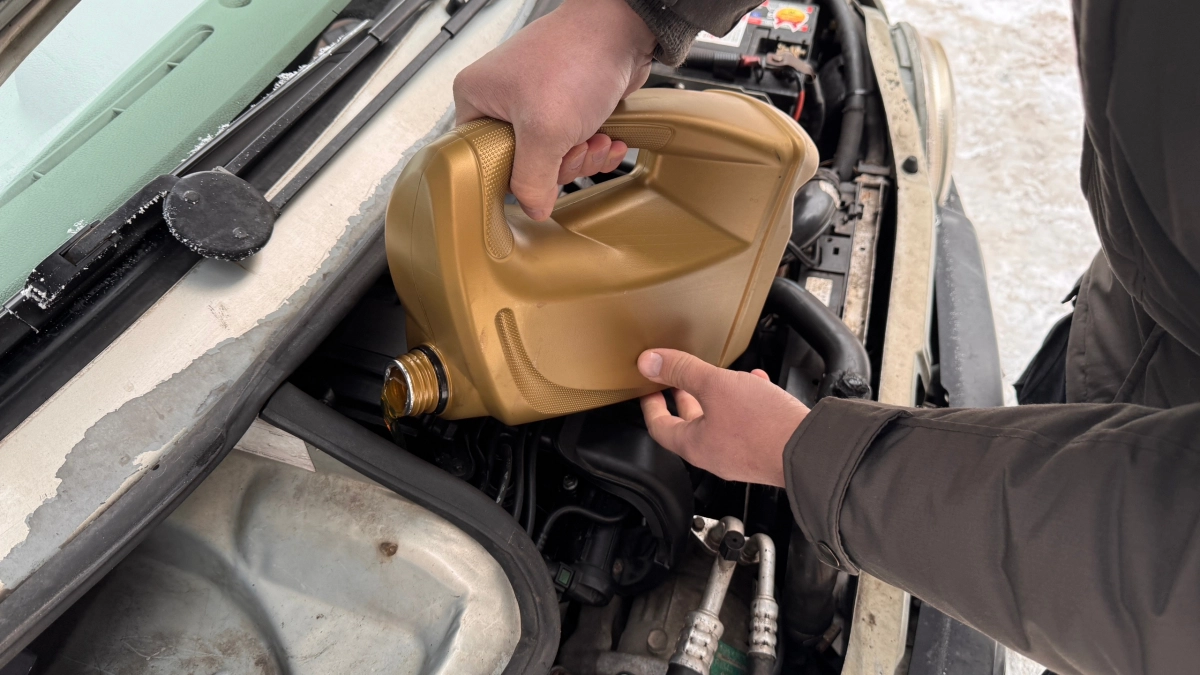 Американец меняет масло каждые 5000 км, немец – каждые 30000. Кто прав? Разбираемся в реальных причинах