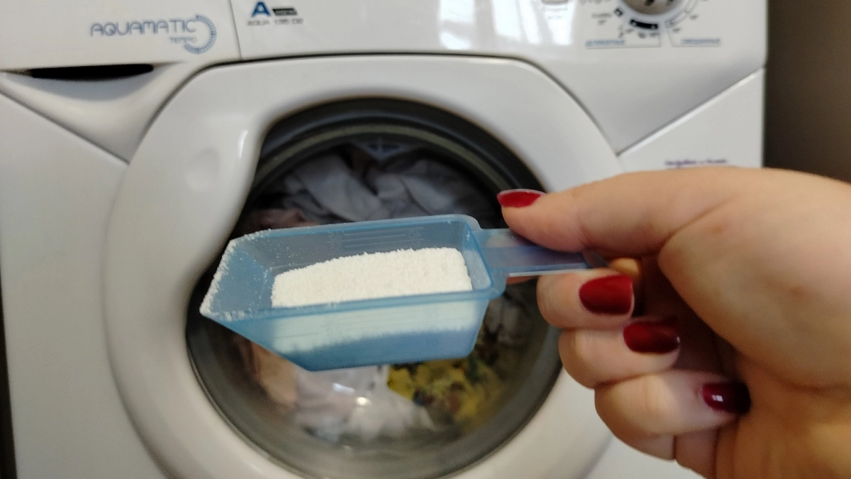 Горничная раскрыла секрет: 3 столовые ложки этого в барабан — и бюджетный порошок стирает как дорогой