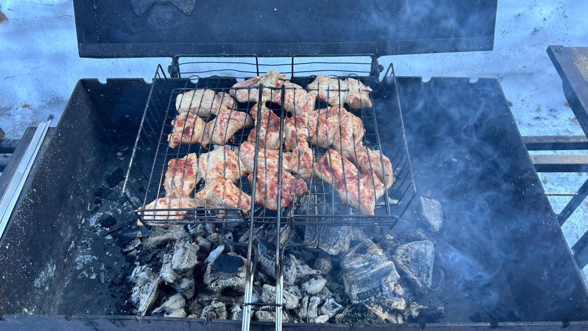 Свинина, баранина или курица? Какое мясо выбрать для шашлыка и как замариновать его за 1 час, чтобы гости просили добавки