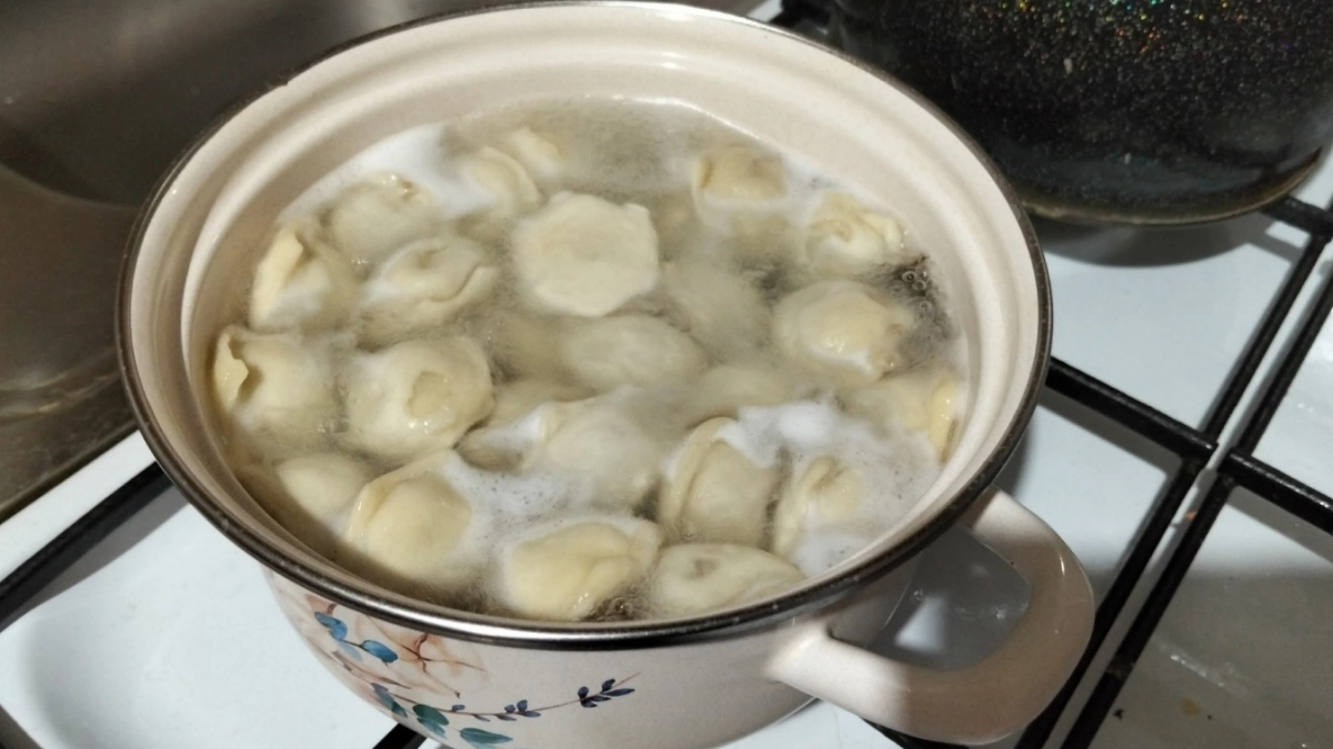 Китайцы всегда замачивают пельмени перед варкой: странный способ, но логика в этом есть