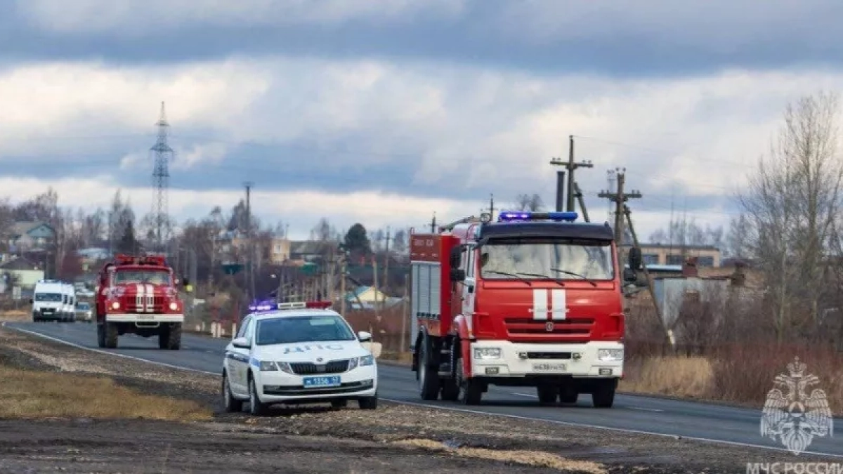 В Кировской области 12 человек боролись с мощным пожаром в жилом доме
