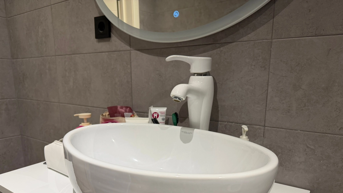 Швы в плитке потемнели — не спешите делать ремонт: есть способ вернуть им ослепительную белизну без химии